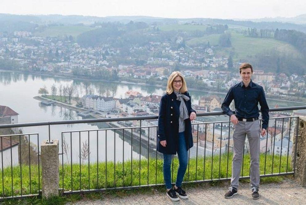 Marketingforscherin Alina Grüner und Wirtschaftsinformatiker Philipp Sleziona; Foto: Studio Weichselbaumer